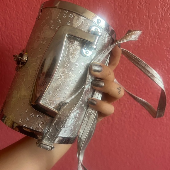 🦋 Silver butterfly shoulder bag - Picture 2 of 8